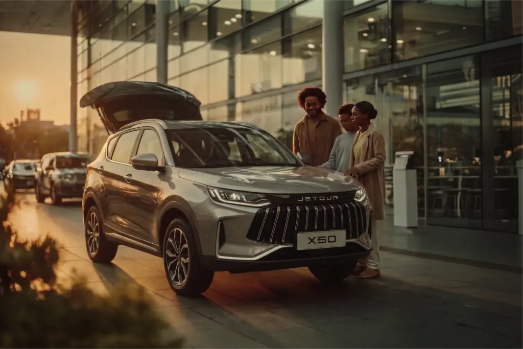Familia realizando un test drive en concesionario Jetour X50